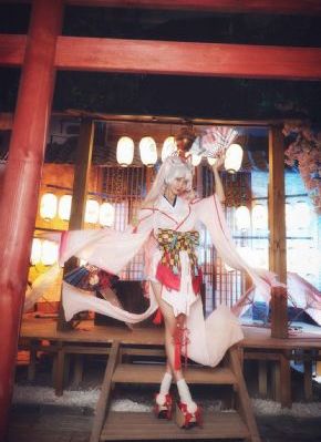 欧美白色绣花衫_1080P免费观看最新
